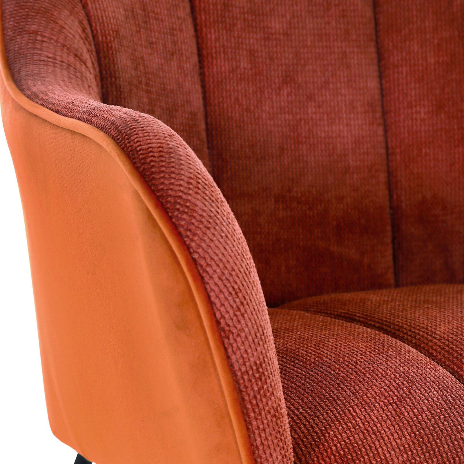 Nahaufnahme eines Armlehnstuhls in Rot- und Orangetönen, seitliche Perspektive