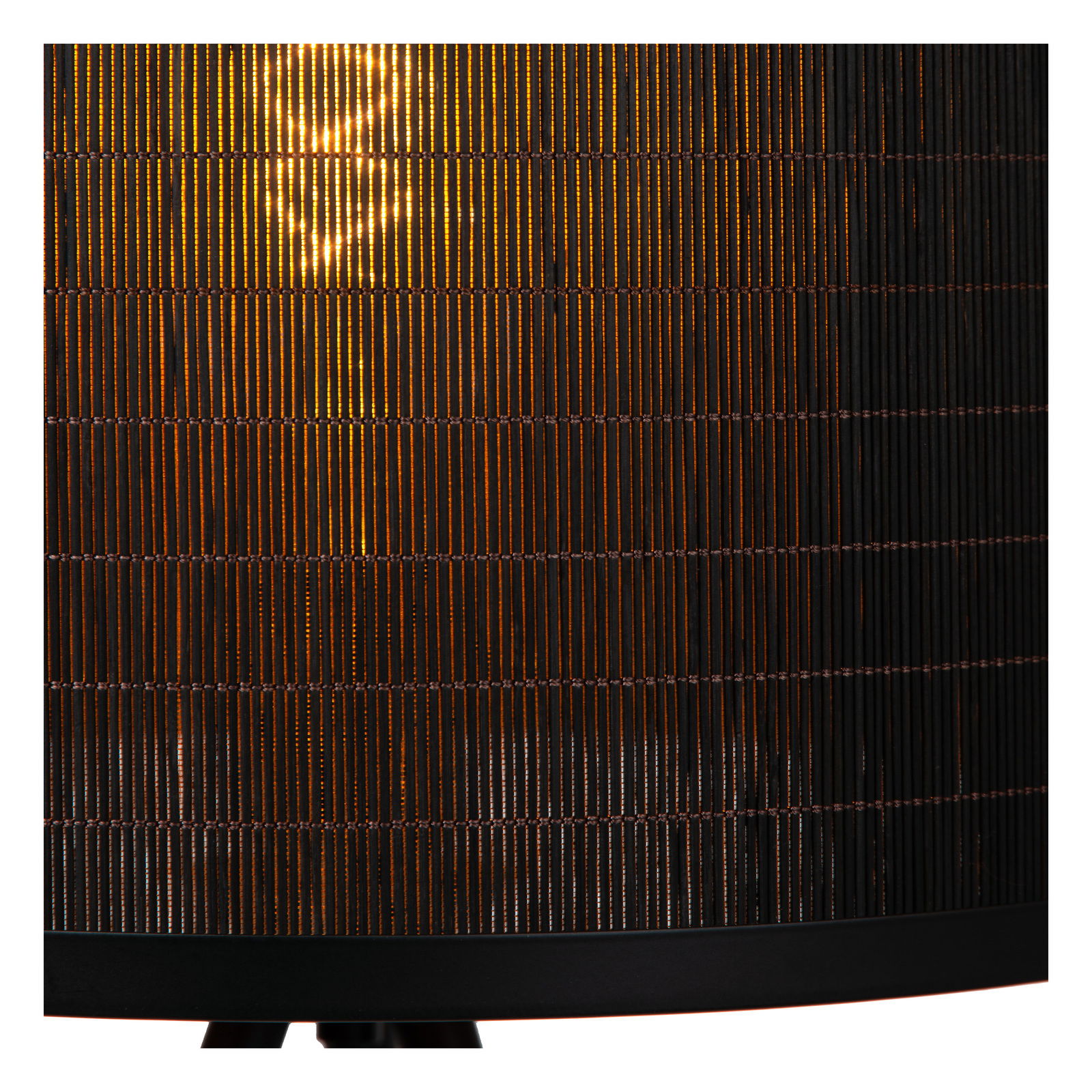 Nahaufnahme eines Lampenschirms aus dunklem, geflochtenem Material mit warmem Lichtschein.