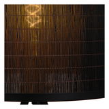 Nahaufnahme eines Lampenschirms aus dunklem, geflochtenem Material mit warmem Lichtschein.