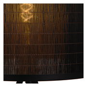 Nahaufnahme eines Lampenschirms aus dunklem, geflochtenem Material mit warmem Lichtschein.