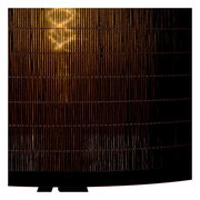 Nahaufnahme eines Lampenschirms aus dunklem, geflochtenem Material mit warmem Lichtschein.