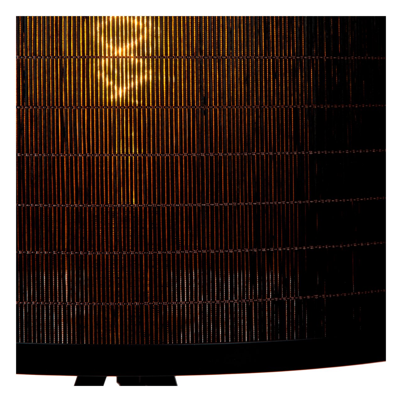 Nahaufnahme eines Lampenschirms aus dunklem, geflochtenem Material mit warmem Lichtschein.