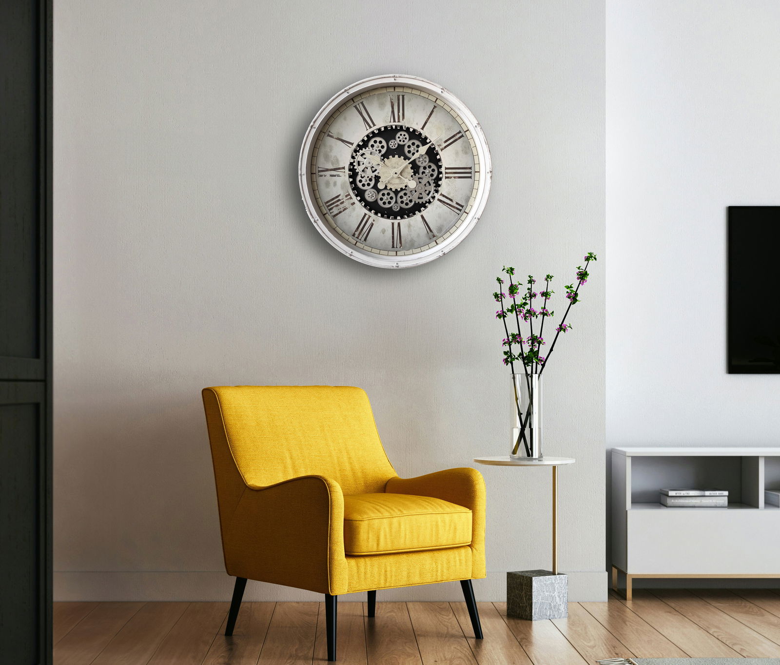 BHP Wanduhr Wanduhr mit Zahnrädern und römischen Ziffern, an einer hellen Wand über einem gelben Sessel und einem kleinen Tisch mit Vase, aus frontaler Perspektive.