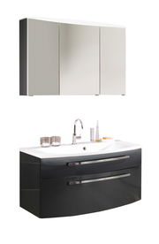 Moderner Badblock mit glänzendem schwarzen Unterschrank und integriertem Waschbecken, darüber ein dreiteiliger Spiegelschrank. Frontalansicht.