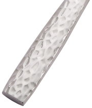 Nahaufnahme eines Besteckgriffs mit gehämmerter Metalloberfläche.