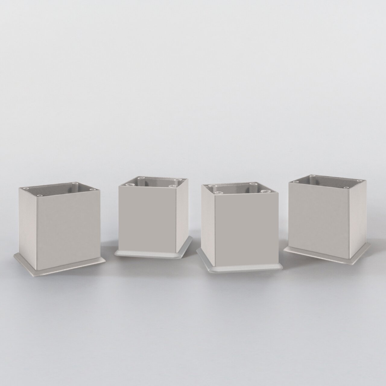 Vier quadratische, silberne Metallfüße für einen Midischrank, frontal abgebildet.