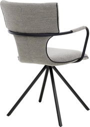 Gepolsterter Drehstuhl mit grauem Bouclé-Bezug, schwarzem Metallarmlehnenrahmen und vierbeinigem Metallgestell, Seitenansicht leicht von hinten auf weißem Hintergrund