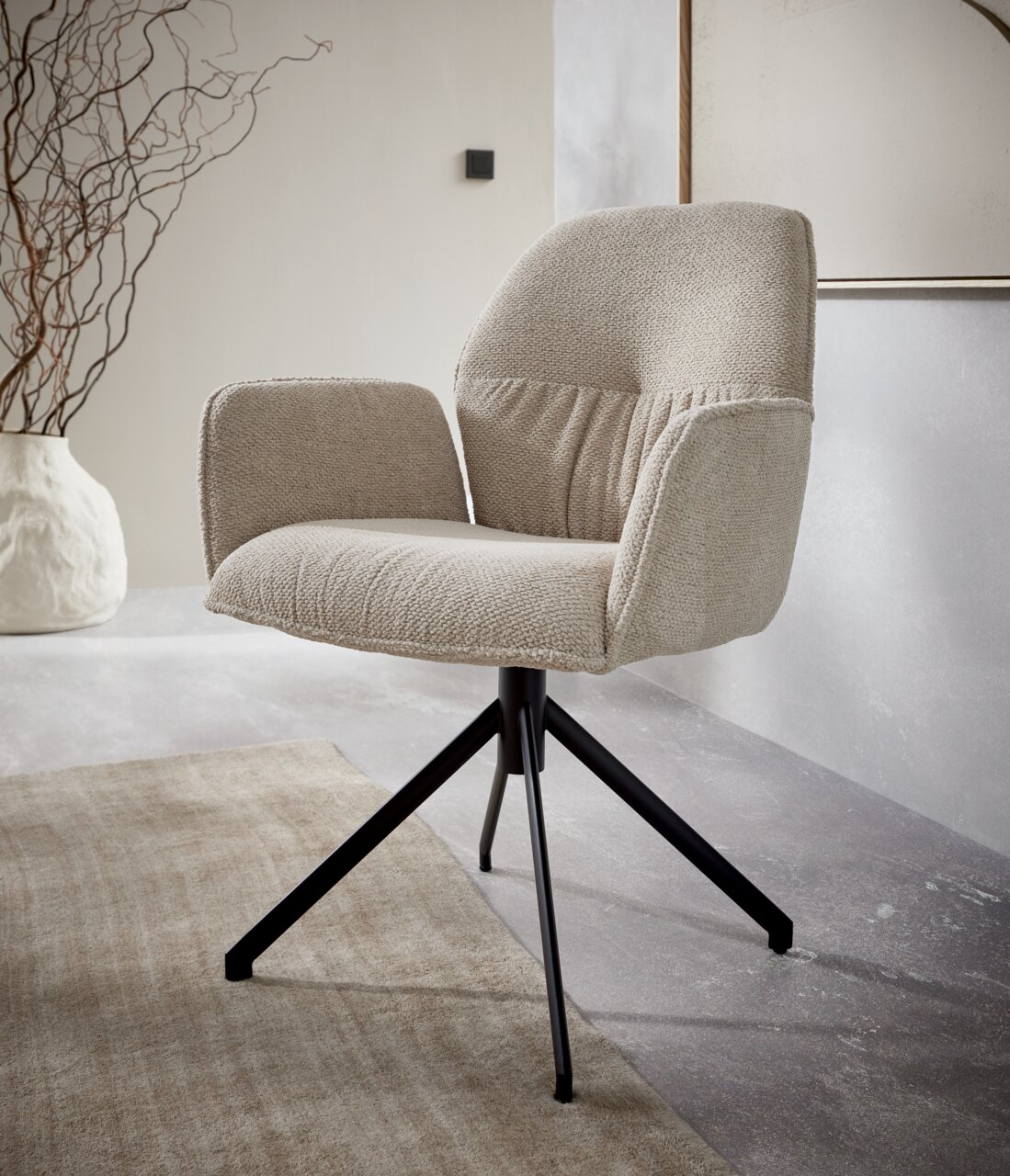 Dieter Knoll Fauteuil SEDE Moderne fauteuil met beige stoffen bekleding en een zwart metalen frame, gezien vanaf de zijkant.