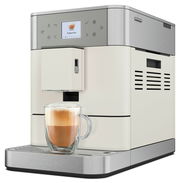 Kaffeevollautomat in seitlicher Perspektive mit einer Tasse Cappuccino auf der Abtropfschale.