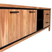 Perspectiefaanzicht van een houten lowboard met zwarte handgrepen en open vakken.