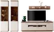 Frontansicht einer modernen Wohnwand in Weiß und Holzoptik mit zwei hohen Vitrinenschränken, TV-Lowboard mit Fernseher und Wandboard