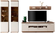 Frontansicht einer modernen Wohnwand in Weiß und Holzoptik mit zwei hohen Vitrinenschränken, TV-Lowboard mit Fernseher und Wandboard