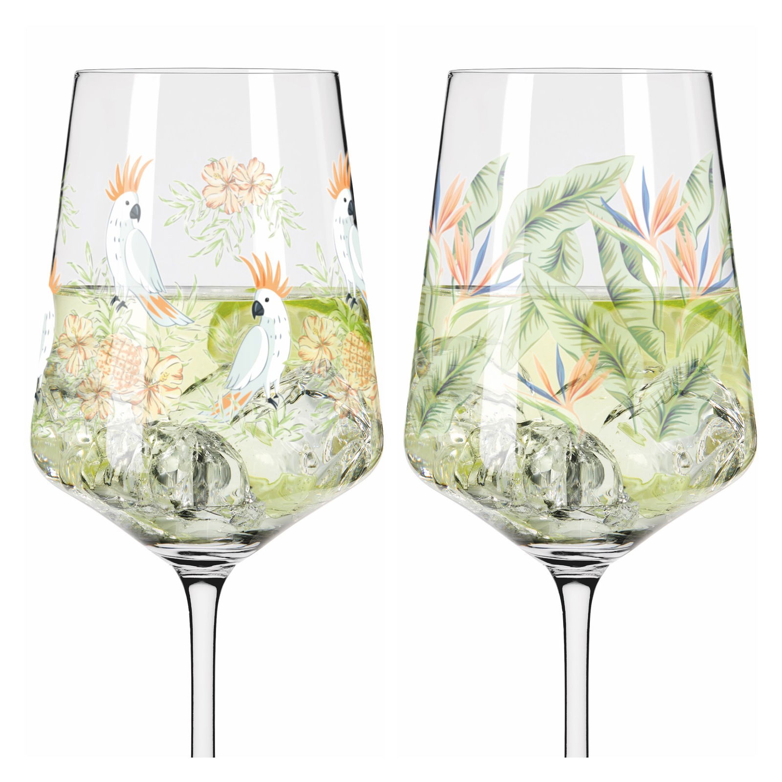 Zwei Weingläser mit tropischem Design, Papageien und Blumen, gefüllt mit Getränk und Eiswürfeln, Vorderansicht