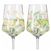 Twee wijnglazen met een tropisch motief, papegaaien en bloemen, gevuld met drank en ijsblokjes, vooraanzicht