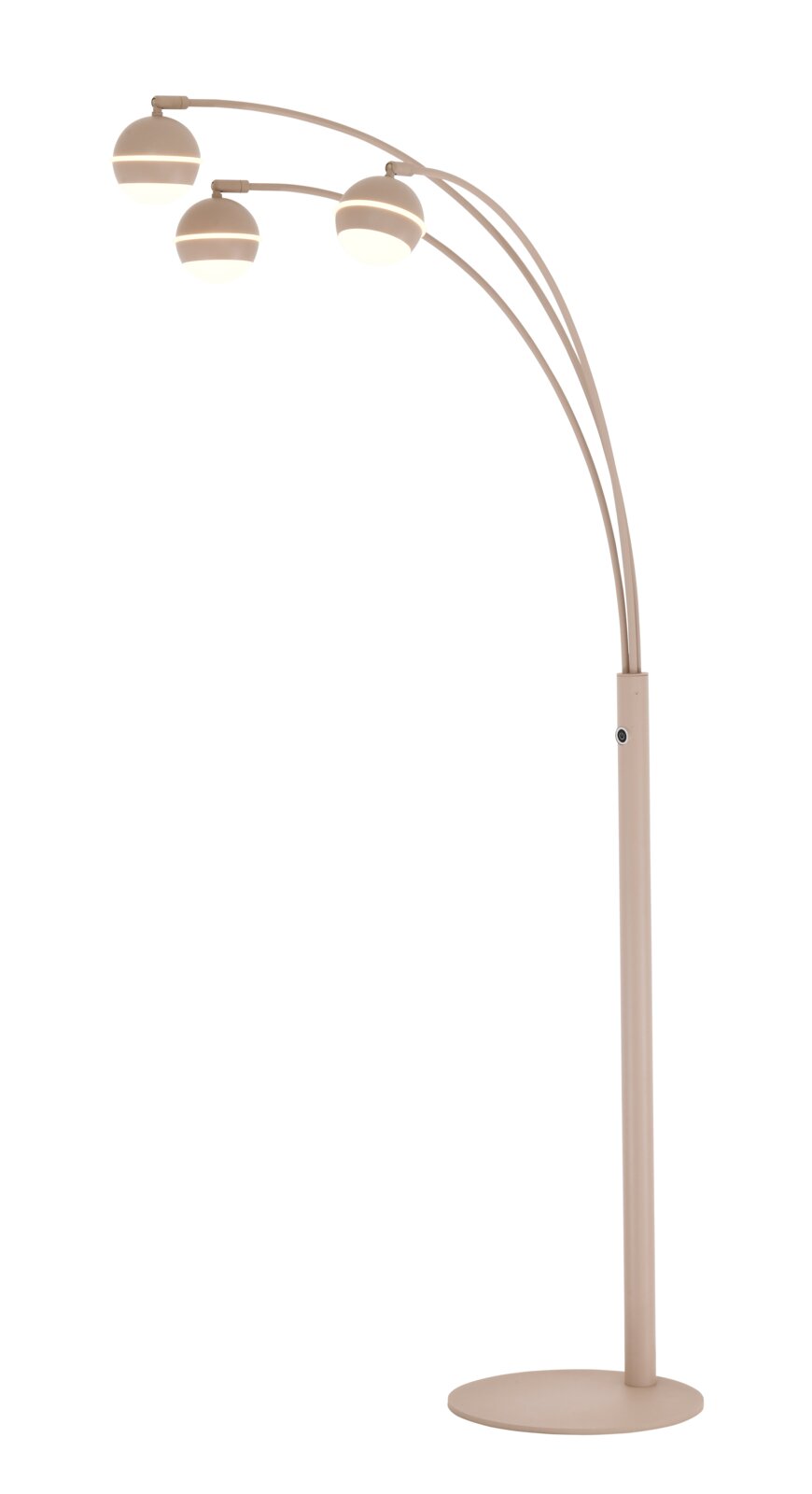 Beige metalen boogvloerlamp met drie gebogen armen en drie bolvormige, brandende lampenkappen, volledig weergegeven in vooraanzicht op een witte achtergrond