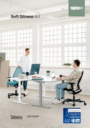 Zwei Männer in einem modernen Büro mit großen Fenstern, die an einem weißen Schreibtisch arbeiten. Einer sitzt auf einem schwarzen Bürostuhl, der andere steht neben einem türkisfarbenen Bürostuhl. Perspektive von vorne.