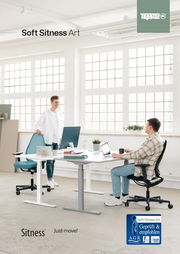 Zwei Männer in einem modernen Büro mit großen Fenstern, die an einem weißen Schreibtisch arbeiten. Einer sitzt auf einem schwarzen Bürostuhl, der andere steht neben einem türkisfarbenen Bürostuhl. Perspektive von vorne.