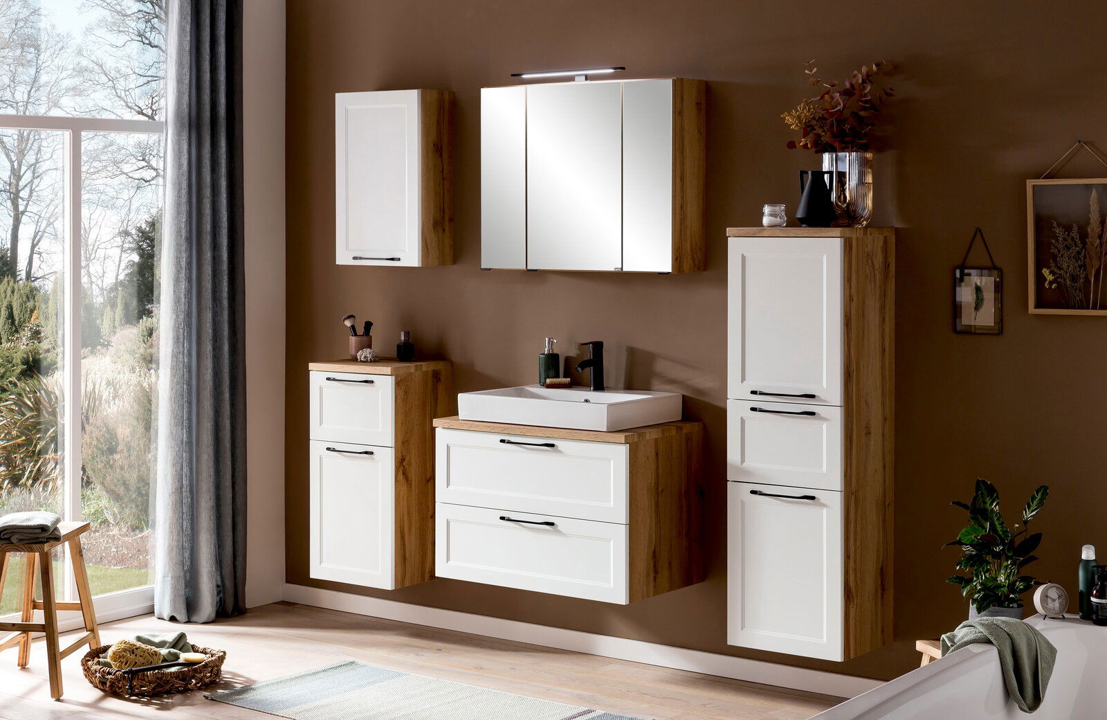 Moderner Hängeschrank in einem stilvollen Badezimmer, frontal betrachtet, mit weißer Front und Holzrahmen.