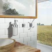 Moderner Handtuchhaken aus Metall in einem stilvollen Badezimmer mit Blick auf die Landschaft, seitliche Perspektive.