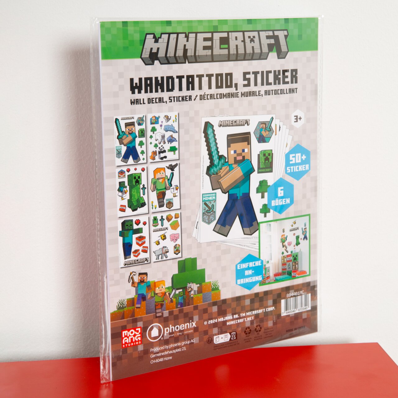 Minecraft Wandtattoo- und Sticker-Set in transparenter Verpackung, Vorderansicht leicht schräg von vorne; Motiv mit Steve und Diamantschwert, Hinweis auf 50+ Sticker und 6 Bögen.