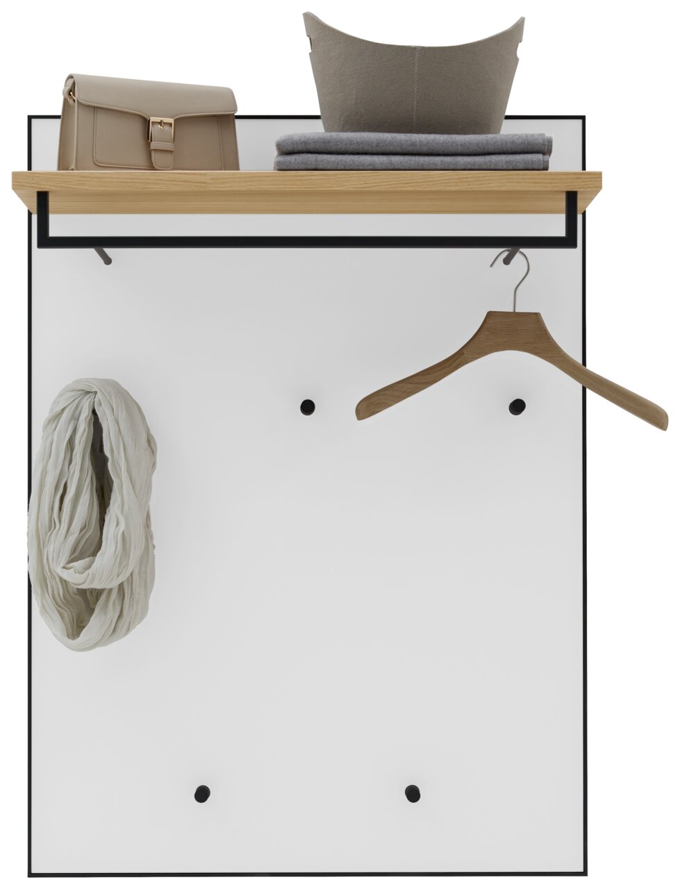 Garderobepaneel in vooraanzicht met houten plank, kledinghaken en kleerhangers.