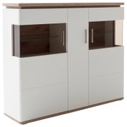 Moderne Highboard-Vitrine in Weiß mit Holzoptik-Absetzungen, zwei Glas-Schiebetüren und Glasböden, Ansicht schräg von vorne (Front-/Seitenperspektive)