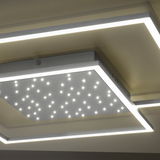 Moderne Deckenleuchte aus Stahl mit quadratischem Design und LED-Lichtern, seitliche Perspektive