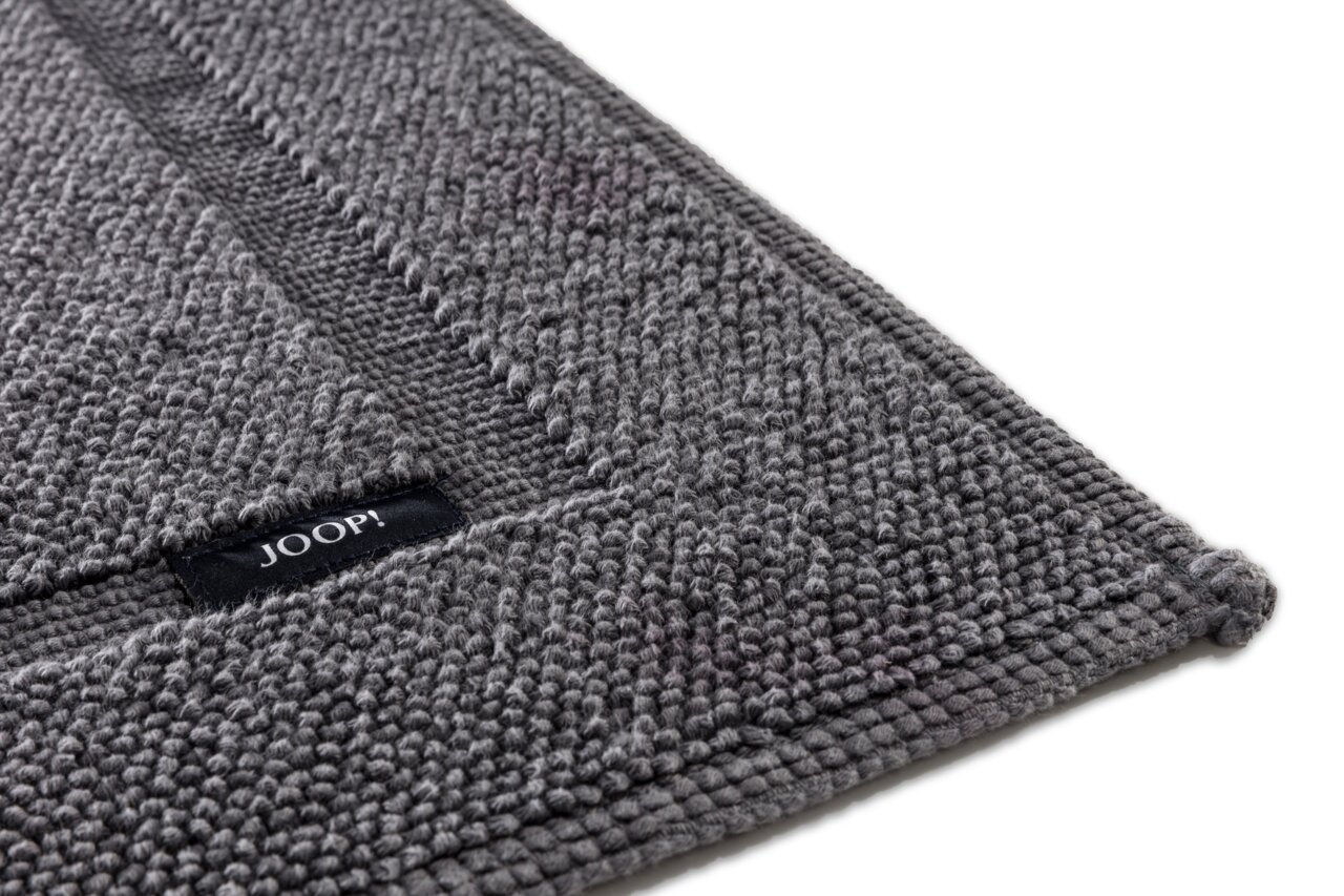 Grauer Badteppich 60 x 90 cm mit Joop-Label, Nahaufnahme aus schräger Perspektive