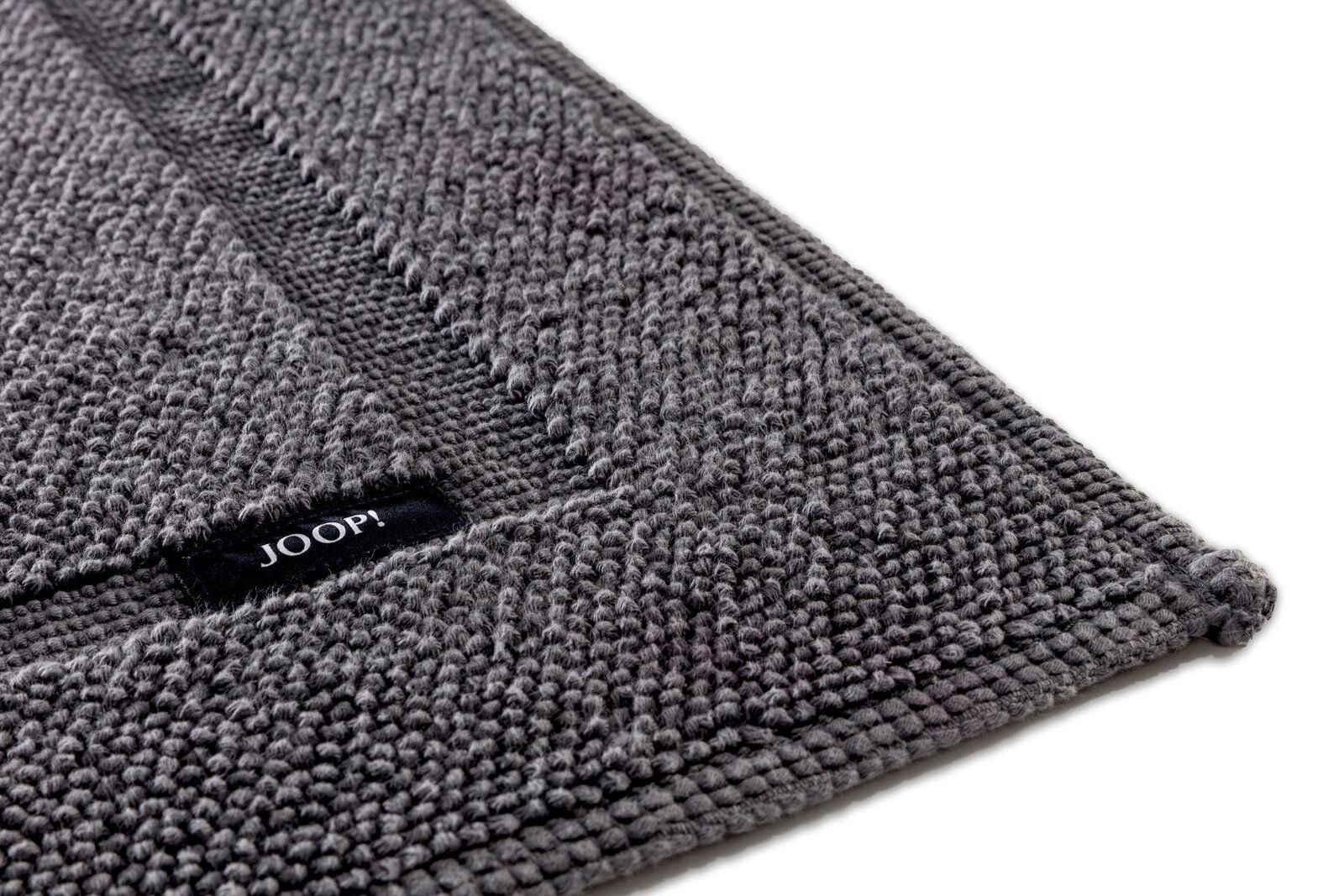 Grauer Badteppich 60 x 90 cm mit Joop-Label, Nahaufnahme aus schräger Perspektive