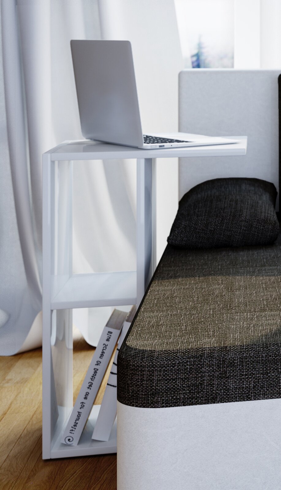 VCM Couchtisch NACHTO Weißer, minimalistischer Beistelltisch mit Ablagefach neben einem Sofa, oben ein aufgeklappter Laptop; seitliche Ansicht in leicht erhöhter Perspektive.