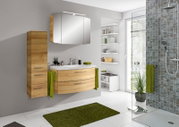 Moderne Badkombination mit Holzoptik, bestehend aus einem Waschtisch mit Spiegel und Schrank, in einer hellen Badezimmerumgebung. Perspektive von vorne.