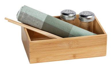 Bambus Ablage Terra L mit zwei Gewürzstreuern, einem Stofftuch und Essstäbchen, aus leicht erhöhter Perspektive.