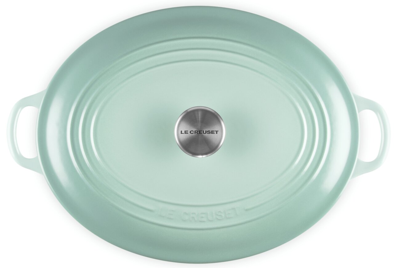 Ovaler Le Creuset Bräter/Schmortopf mit Deckel in Mintgrün, Draufsicht von oben, mit seitlichen Griffen und Edelstahlknopf auf weißem Hintergrund