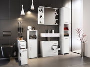 Modernes Badezimmer mit weißen Badmöbeln: Waschtisch mit Schubladen und Waschbecken, Spiegelschrank mit Ablagen sowie hoher Hochschrank mit Handtüchern vor dunkler Fliesenwand, Perspektive: frontale Ansicht mit leichtem Winkel von links.