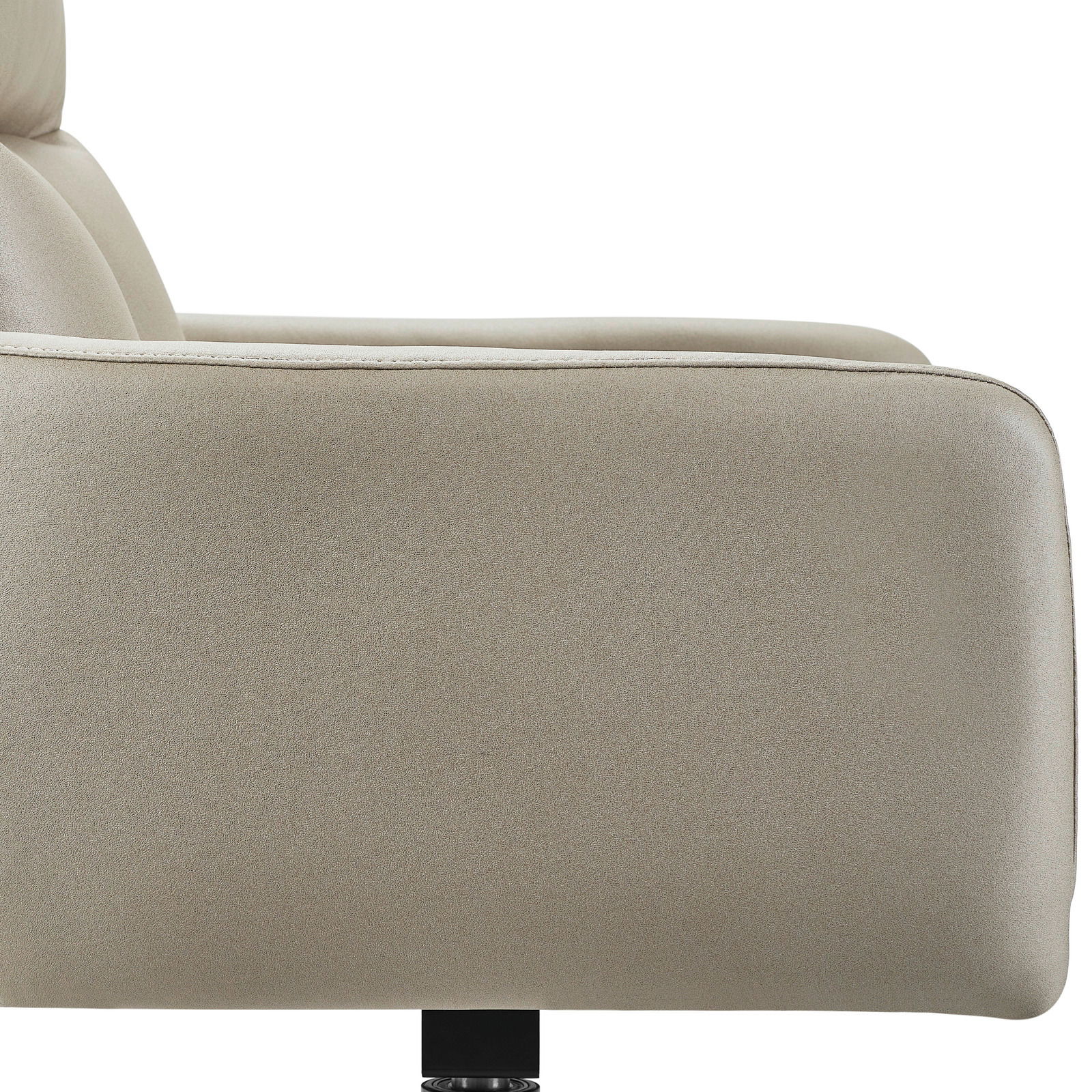 Seitenansicht eines beigen Armlehnstuhls mit schwarzem Standfuß