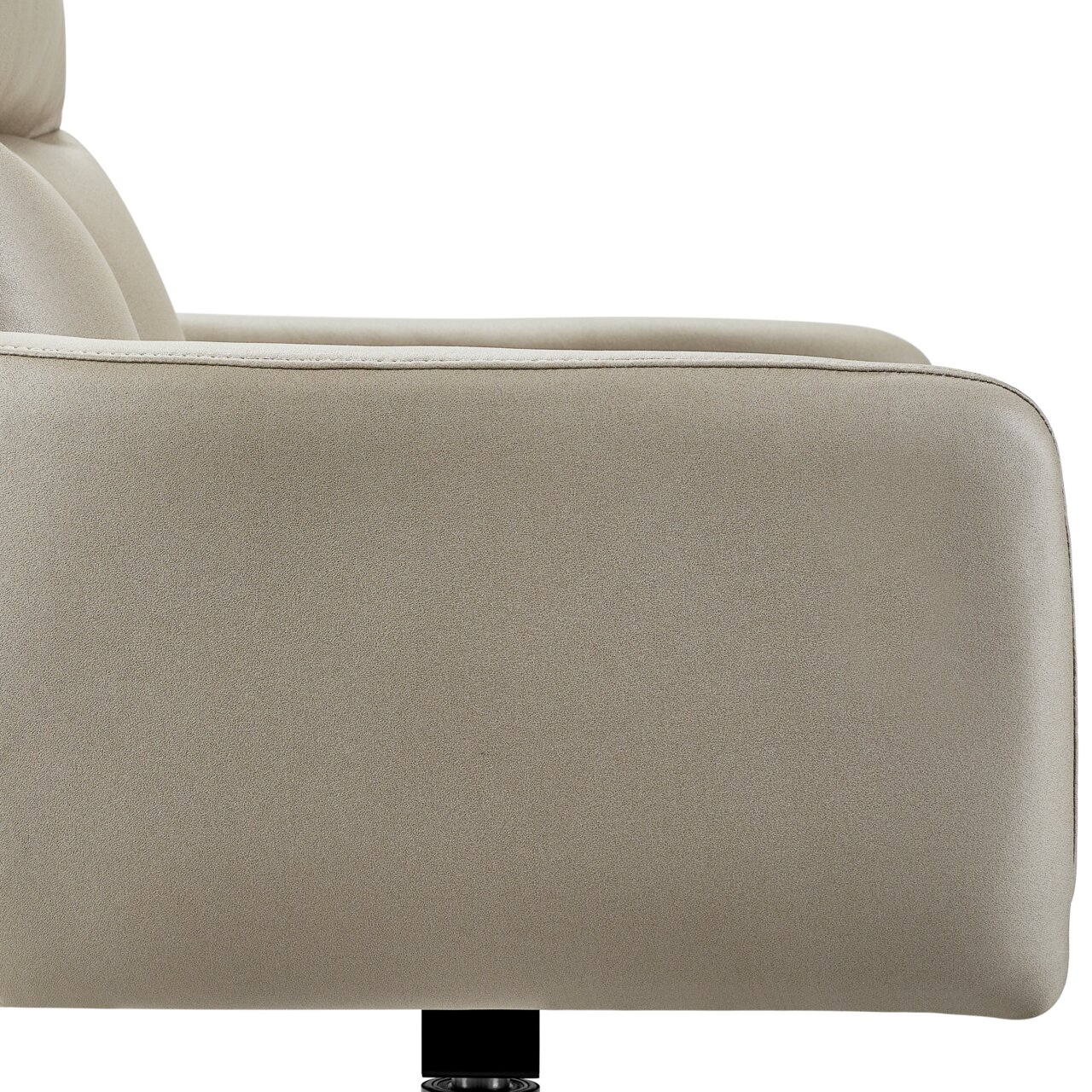 Seitenansicht eines beigen Armlehnstuhls mit schwarzem Standfuß