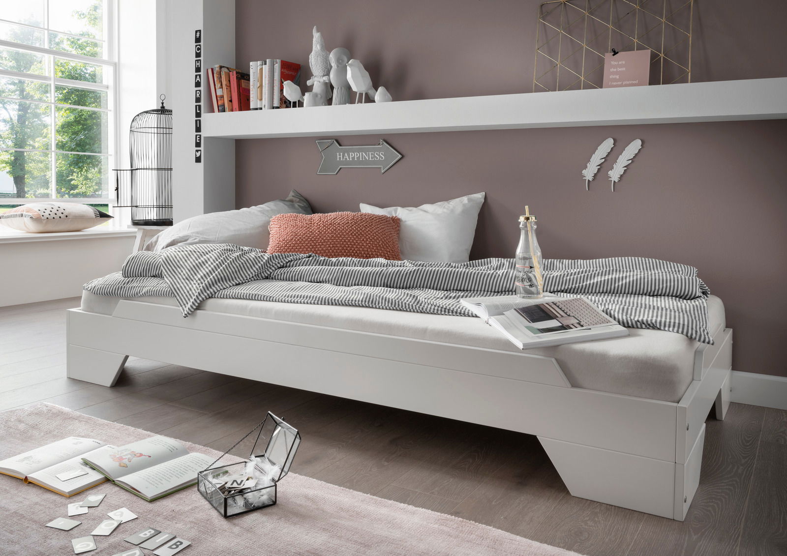 Modernes Stapelbett in einem stilvollen Schlafzimmer, seitliche Perspektive