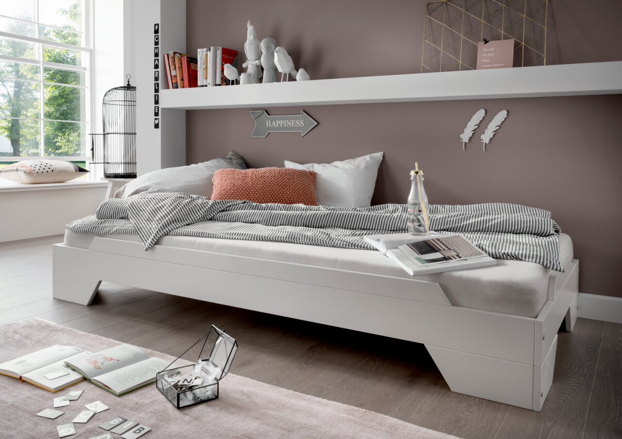 Modernes Stapelbett in einem stilvollen Schlafzimmer, seitliche Perspektive