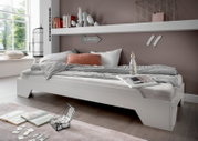 Modernes Stapelbett in einem stilvollen Schlafzimmer, seitliche Perspektive