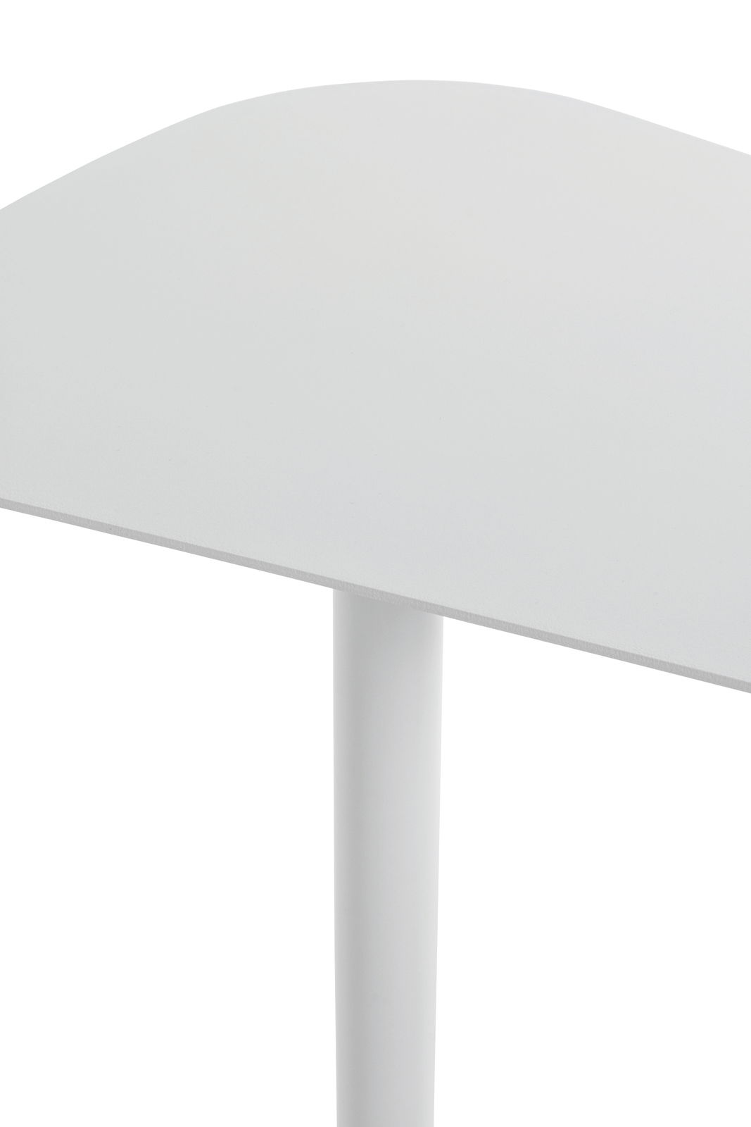 Nahaufnahme eines weißen Beistelltisches aus der Seitenperspektive, die die Tischplatte und ein Bein zeigt.
