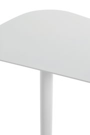 Nahaufnahme eines weißen Beistelltisches aus der Seitenperspektive, die die Tischplatte und ein Bein zeigt.