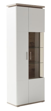 Hoge witte vitrinekast met houten afwerking, gedeeltelijk glazen voorkant en glazen planken, in een licht schuin aanzicht van voren (3/4-perspectief) vrijstaand op een witte achtergrond