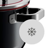 Nahaufnahme eines schwarzen Topfes aus dem Topfset Fusiontec Black mit Edelstahlgriff und rotem Rand am Deckel, seitliche Perspektive.