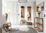 Moderner Eingangsbereich mit Holz-Garderobenpaneelen, Bank und Konsole. Perspektive von vorne.