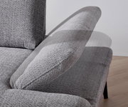 Close-up van een grijze longchair-set met verstelbare rugleuning, gezien vanaf de zijkant.