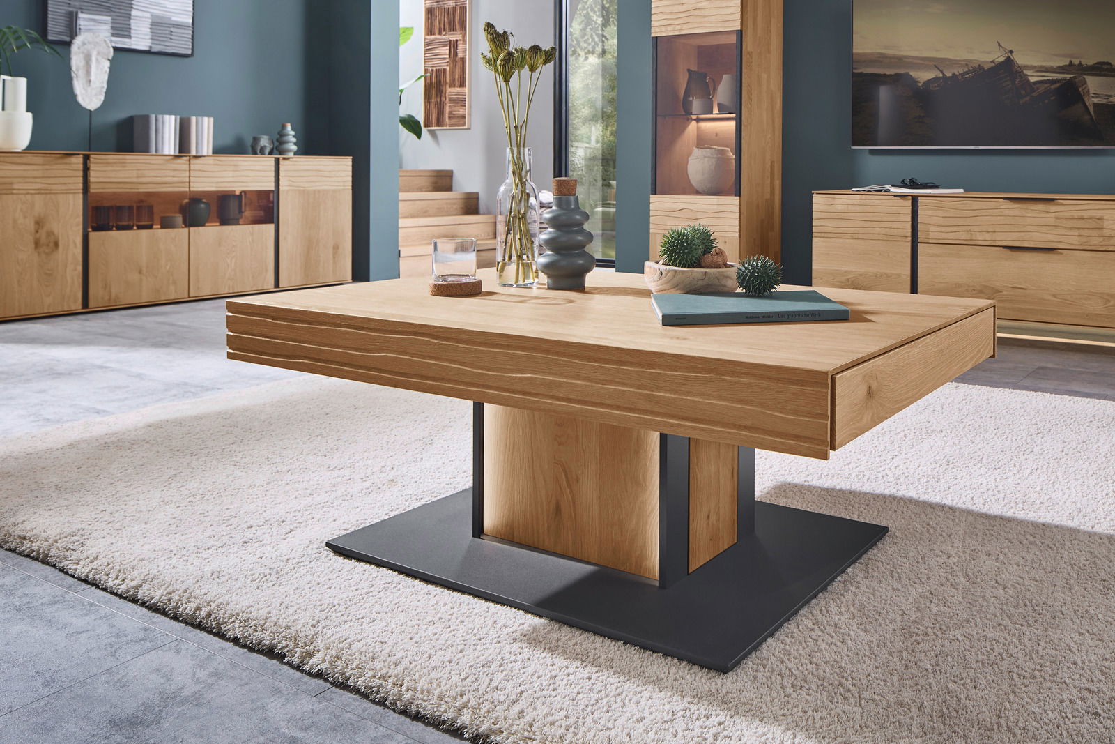 Moderner Couchtisch aus Holz mit schwarzem Metallfuß, seitliche Perspektive