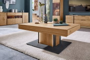 Moderner Couchtisch aus Holz mit schwarzem Metallfuß, seitliche Perspektive