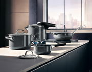 Moderne Küche mit einem Schnellkochtopf Fusiontec Perf und weiteren Töpfen und Pfannen auf einer Arbeitsplatte, seitliche Perspektive.