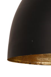 Nahaufnahme einer schwarzen Hängeleuchte mit goldener Innenseite, seitliche Perspektive