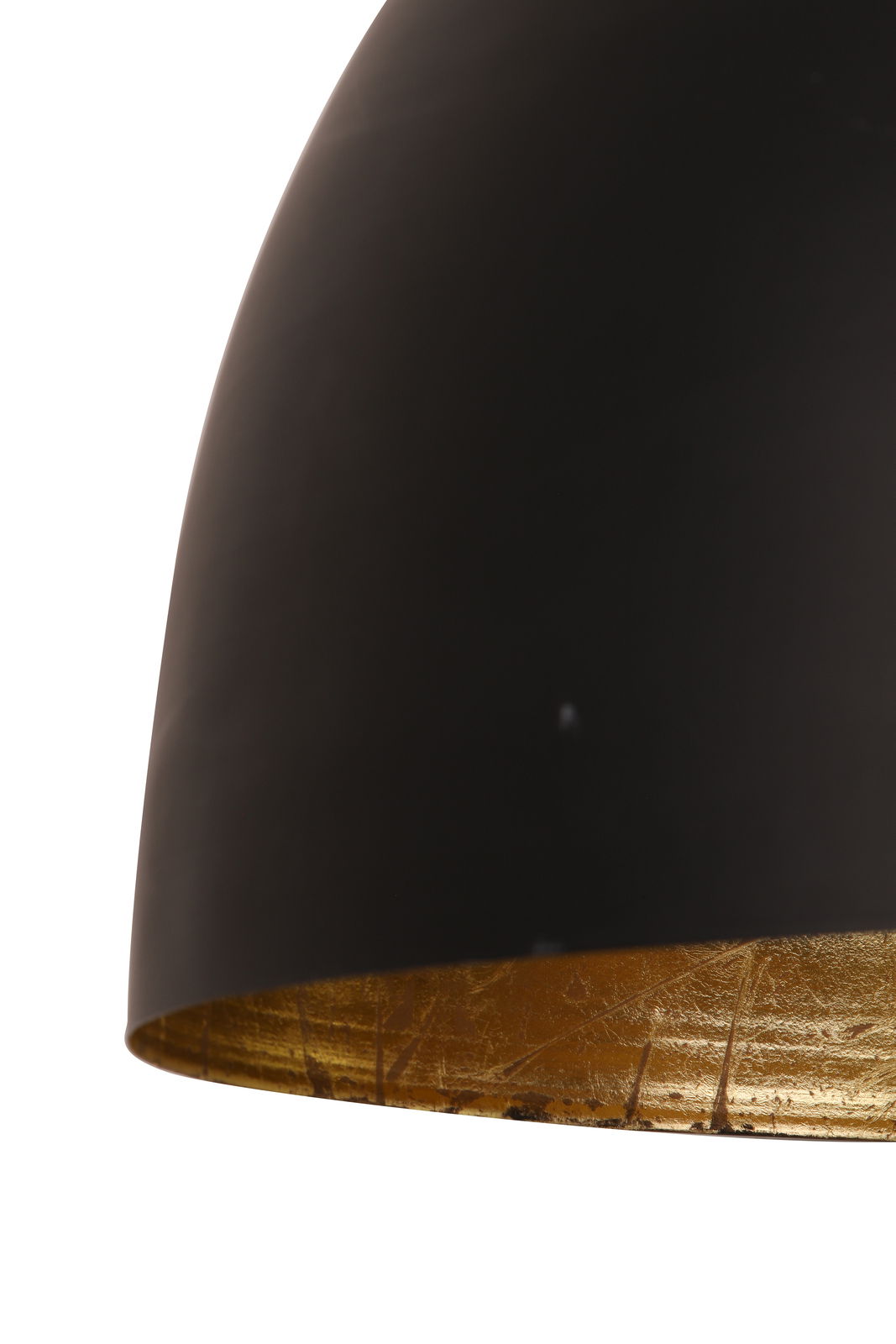 Nahaufnahme einer schwarzen Hängeleuchte mit goldener Innenseite, seitliche Perspektive